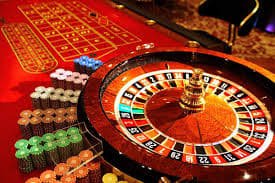 Tim apk 777 yang bekerja di pusat operasi dengan layar monitor menampilkan live casino dan sportsbook